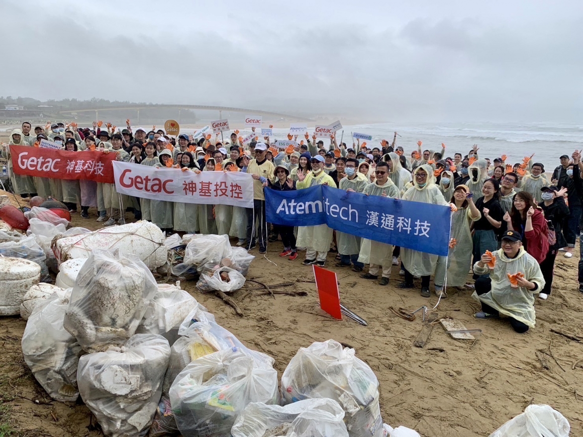 照片一、神基淨灘日，董事長黃明漢帶領員工清理海洋廢棄物